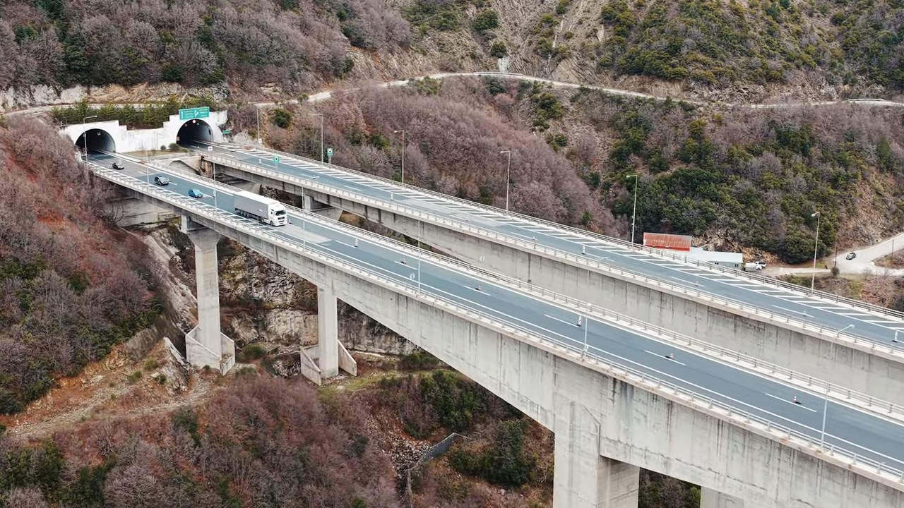 A ponte com pilares absurdamente altas: Veja de cima a passagem emblemática que se tornou um marco no país
