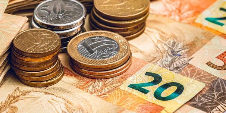 Saber a quantia que precisa ter na poupança para cobrir 12 meses de despesas em 2026 é o único caminho para transformar o sonho de liberdade em um plano financeiro seguro - Créditos: depositphotos.com / rmcarvalhobsb