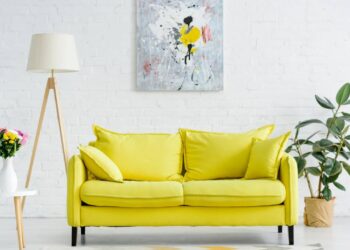 O uso estratégico de plantas para deixar a sala mais aconchegante é um truque simples que transforma o ambiente e renova a energia do lar em poucos minutos - Créditos: depositphotos.com / AndrewLozovyi