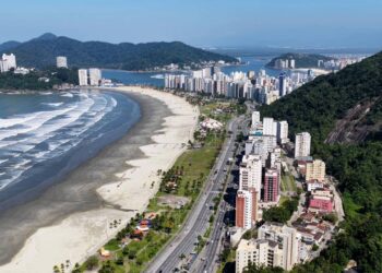 Vista aérea da histórica cidade litorânea paulista fundada há quase cinco séculos // Créditos: depositphotos.com / Cristian_Lourenco