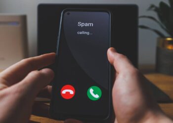 Se o atendente insiste para você não desligar o telefone isso pode ser um sinal claro de golpe