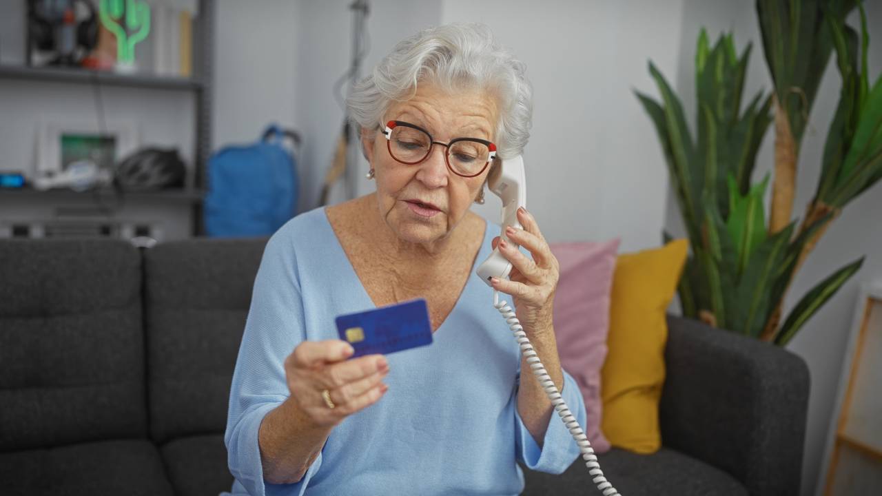 Se o atendente insiste para você não desligar o telefone isso pode ser um sinal claro de golpe