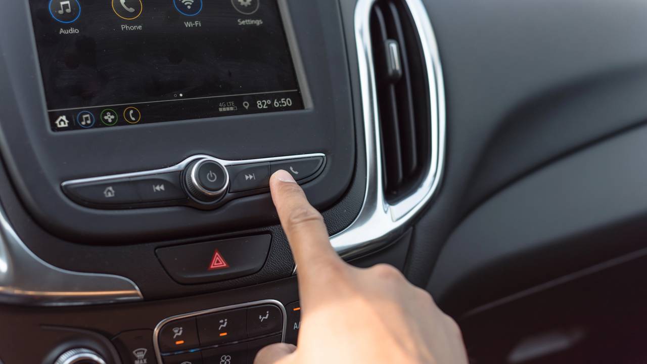 Som alto no carro acima do limite pode gerar multa de R$ 195 e pontos na CNH