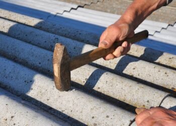 Embora o preço da peça na loja de material de construção seja o primeiro indicador, a escolha entre telha de barro ou fibrocimento impacta diretamente o orçamento da estrutura de madeira, o tempo de obra e o conforto térmico da família - Créditos: depositphotos.com / thefutureis
