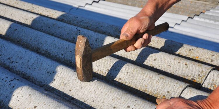 Embora o preço da peça na loja de material de construção seja o primeiro indicador, a escolha entre telha de barro ou fibrocimento impacta diretamente o orçamento da estrutura de madeira, o tempo de obra e o conforto térmico da família - Créditos: depositphotos.com / thefutureis