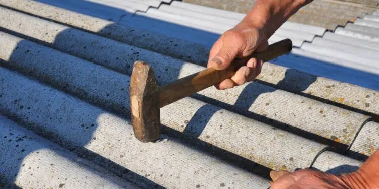 Embora o preço da peça na loja de material de construção seja o primeiro indicador, a escolha entre telha de barro ou fibrocimento impacta diretamente o orçamento da estrutura de madeira, o tempo de obra e o conforto térmico da família - Créditos: depositphotos.com / thefutureis