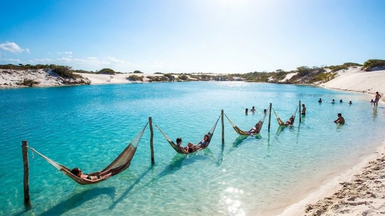 Com uma área de 15 quilômetros quadrados e suas famosas redes na água, a lagoa virou o oásis de relaxamento de Jericoacoara