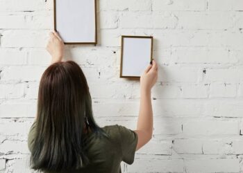 Usar quadros na parede é uma forma fácil de renovar a decoração da casa