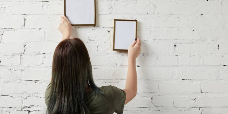 Usar quadros na parede é uma forma fácil de renovar a decoração da casa