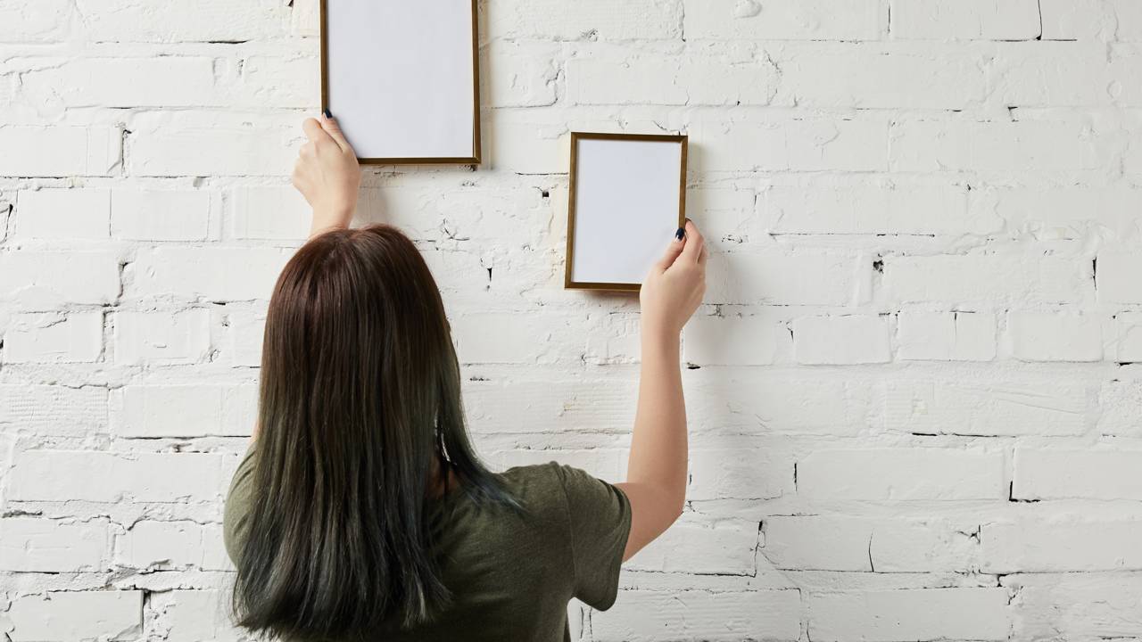 Quer dar vida à sua parede com quadros? Aprenda como combinar cores, molduras e temas