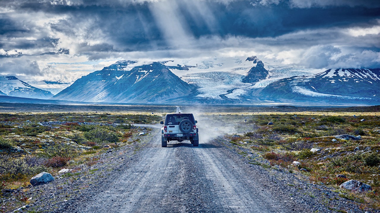 Rodovia no Alasca ganha fama por seus 217 km de cascalho, pois o trajeto isolado cruza montanhas e geleiras em uma rota selvagem e sem asfalto
