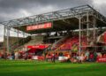 Com um investimento de £90 milhões e o apoio de estrelas de Hollywood, o estádio do Wrexham passa por uma revolução para chegar à elite