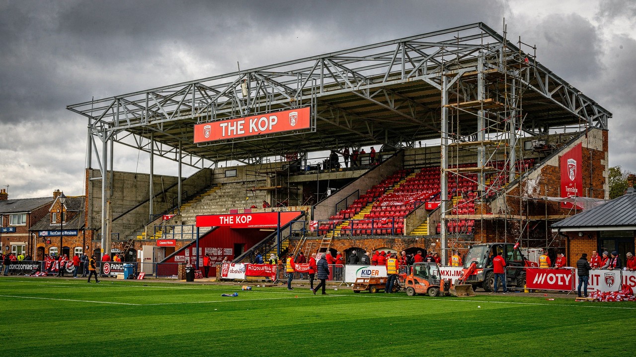 Com um investimento de £90 milhões e o apoio de estrelas de Hollywood, o estádio do Wrexham passa por uma revolução para chegar à elite