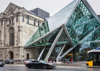 Com sua estrutura de 1912 e o anexo de cristal de 2007, o museu canadense tornou-se um marco da arquitetura desconstrutivista mundial