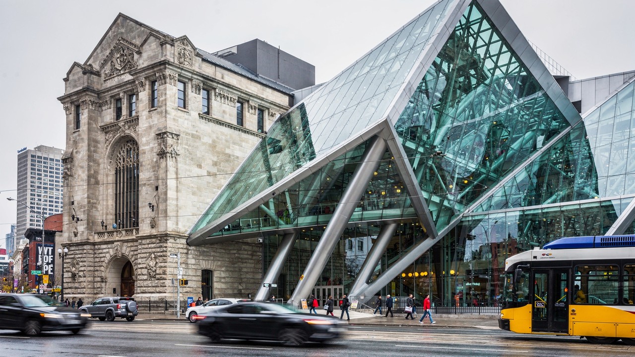 Com sua estrutura de 1912 e o anexo de cristal de 2007, o museu canadense tornou-se um marco da arquitetura desconstrutivista mundial