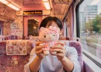 Fofura a 300 km/h: o trem-bala rosa da Hello Kitty que tem vagão exclusivo para fotos, poltronas temáticas e leva turistas para o lado mais kawaii do Japão