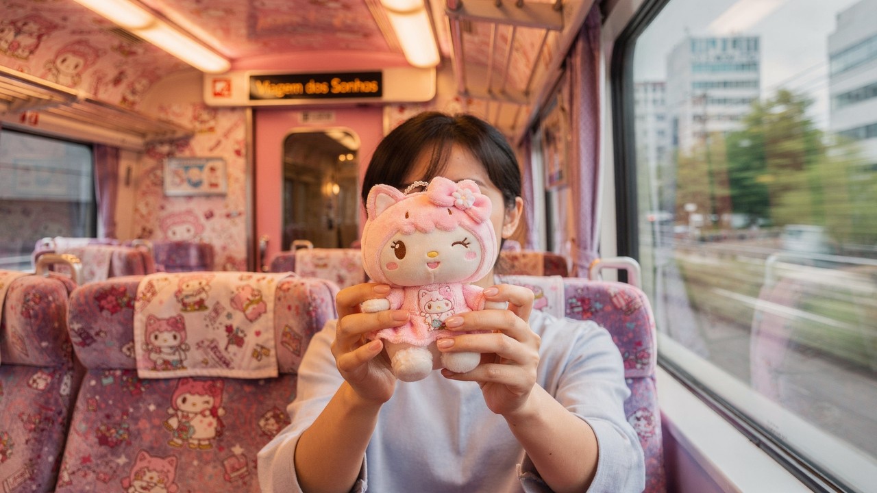 Fofura a 300 km/h: o trem-bala rosa da Hello Kitty que tem vagão exclusivo para fotos, poltronas temáticas e leva turistas para o lado mais kawaii do Japão