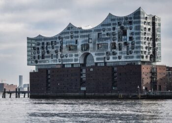 Com 1.000 janelas curvas e fachada de vidro sobre um antigo armazém, o prédio de 110m tornou-se o maior ícone da arquitetura moderna de Hamburgo