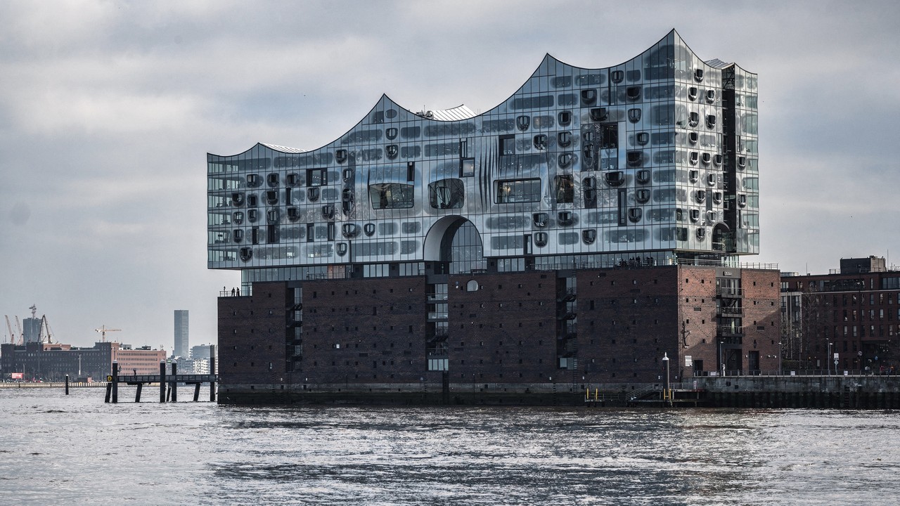 Com 1.000 janelas curvas e fachada de vidro sobre um antigo armazém, o prédio de 110m tornou-se o maior ícone da arquitetura moderna de Hamburgo