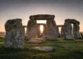 Com blocos de pedra de até 30 toneladas datados de 2500 a.C., o monumento de Stonehenge tornou-se o maior mistério da engenharia pré-histórica