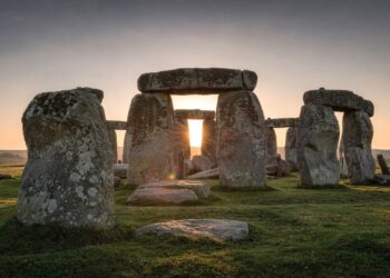 Com blocos de pedra de até 30 toneladas datados de 2500 a.C., o monumento de Stonehenge tornou-se o maior mistério da engenharia pré-histórica