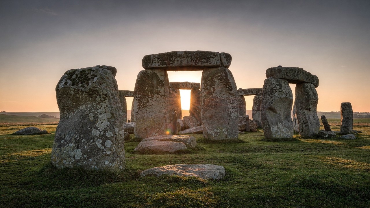 Com blocos de pedra de até 30 toneladas datados de 2500 a.C., o monumento de Stonehenge tornou-se o maior mistério da engenharia pré-histórica