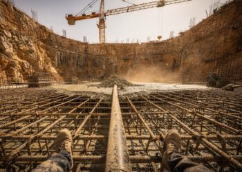 O colosso de 1.000 metros acorda: Com fundações de 105 metros de profundidade e equipes trabalhando sob 50°C na calada da noite, a Jeddah Tower retoma as obras após 7 anos de mistério para se tornar o primeiro prédio de 1 km da história