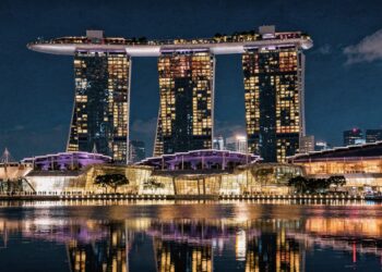 Suspensa por três montanhas de betão e unidas por uma prancha que imita um navio no topo, a piscina de borda infinita a 200 metros de altura que desafia o vento em Singapura