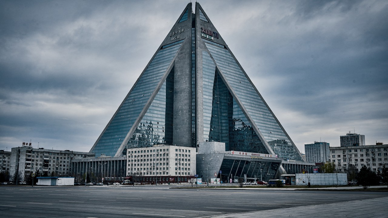 O 'Hotel da Perdição': a pirâmide de 105 andares construída pela Coreia do Norte que ficou abandonada por 30 anos, esvaziou os cofres do país e até hoje é um mistério
