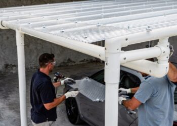 Fim das telhas caras: aprenda a construir uma cobertura de garagem com tubos de PVC e economize até 70% na sua obra