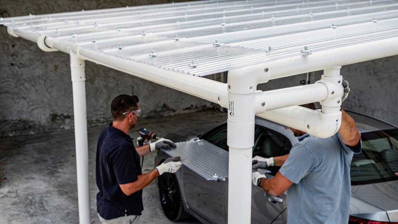 Fim das telhas caras: aprenda a construir uma cobertura de garagem com tubos de PVC e economize até 70% na sua obra