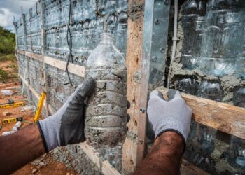 Com 2.700 garrafas coletadas e R$ 8 mil no bolso, morador de Espírito Santo ergue casa de 46 metros quadrados usando madeira e concreto, desperta interesse de construtoras e tem patente reconhecida