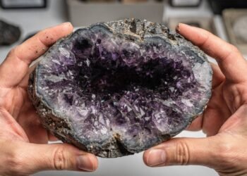 Esqueça o cristal comum, pois esta gema violeta era tão rara quanto o rubi até ser descoberta no Brasil, sendo a obra-prima da cor