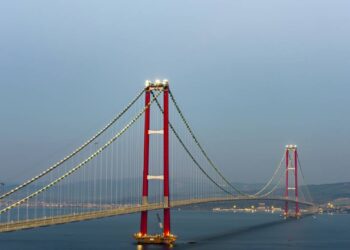 A ponte suspensa com maior vão do planeta custou 2,5 bilhões de euros e mudou a logística regional