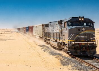 Atravessando 1.200 quilômetros de deserto escaldante, a nova ferrovia monumental dos Emirados Árabes Unidos desafia as dunas com trens de mil toneladas e muda para sempre a logística no Oriente Médio