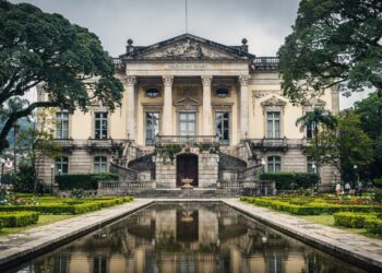 Com sua fachada de 1889 e jardins luxuosos, o palácio neoclássico virou a residência oficial de verão da presidência e um marco de Petrópolis