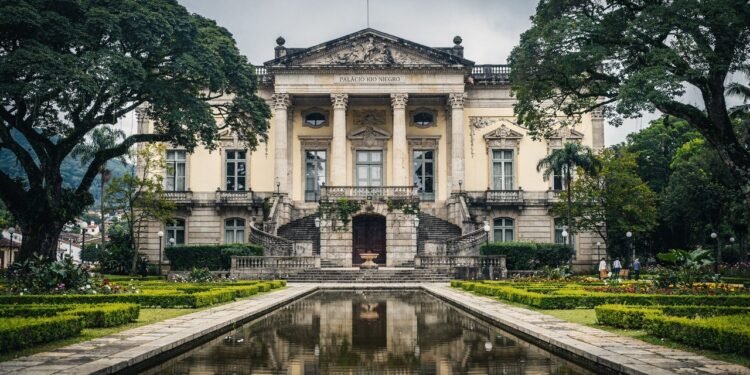 Com sua fachada de 1889 e jardins luxuosos, o palácio neoclássico virou a residência oficial de verão da presidência e um marco de Petrópolis
