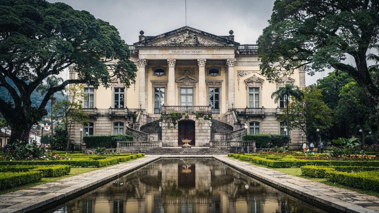 Com sua fachada de 1889 e jardins luxuosos, o palácio neoclássico virou a residência oficial de verão da presidência e um marco de Petrópolis