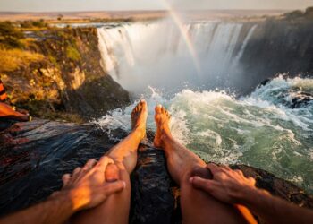 A piscina na borda do abismo: na beira de uma queda d'água de 100 metros, turistas nadam na 'Devil's Pool' com segurança e uma vista de tirar o fôlego