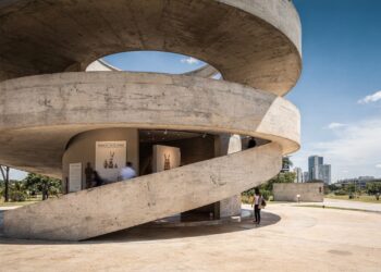 Com sua forma espiral de concreto e 2.900 metros quadrados de área, o memorial projetado por Niemeyer em 1987 tornou-se o maior centro da cultura nativa em Brasília