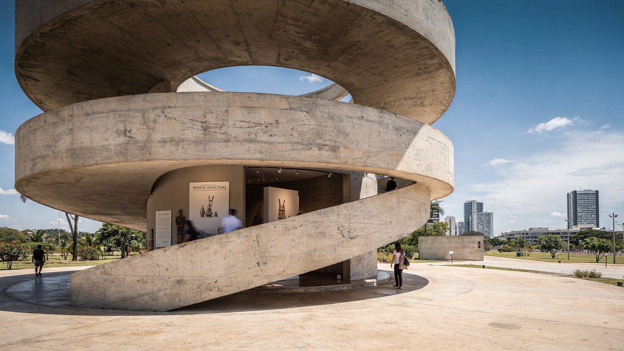 Com sua forma espiral de concreto e 2.900 metros quadrados de área, o memorial projetado por Niemeyer em 1987 tornou-se o maior centro da cultura nativa em Brasília
