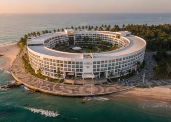 Com seu formato circular de 1971 e construído sobre a areia, o Hotel Tambaú tornou-se o ícone modernista e o maior cartão-postal de João Pessoa