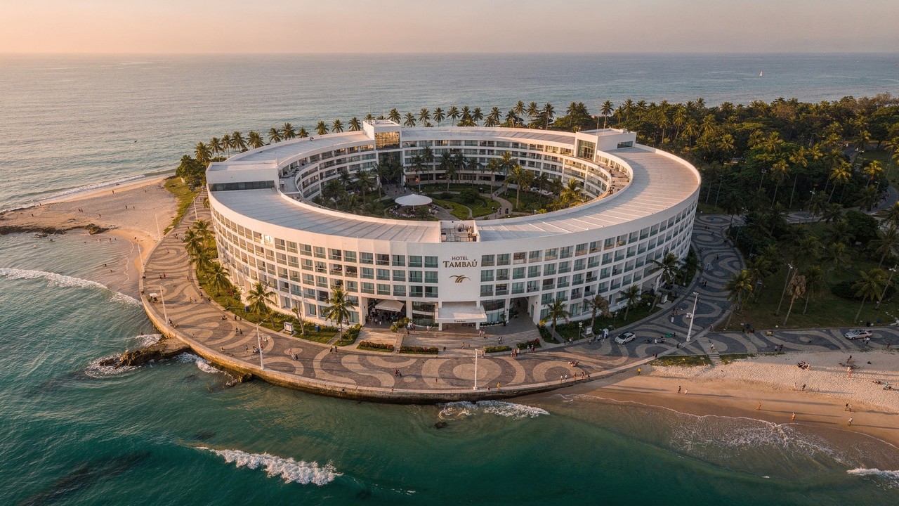 Com seu formato circular de 1971 e construído sobre a areia, o Hotel Tambaú tornou-se o ícone modernista e o maior cartão-postal de João Pessoa