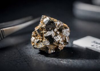 Esqueça o diamante comum, pois esta gema espacial é 58% mais dura e nasceu do impacto de meteoritos, sendo a joia suprema da geologia