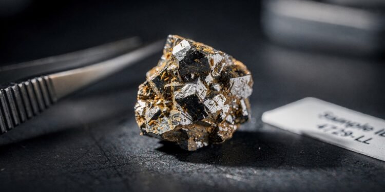 Esqueça o diamante comum, pois esta gema espacial é 58% mais dura e nasceu do impacto de meteoritos, sendo a joia suprema da geologia