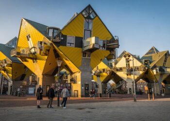Casas inclinadas a 45 graus sobre postes de betão na Holanda deixam os visitantes tontos e obrigam os moradores a usar móveis feitos à medida num bairro que parece um delírio ótico