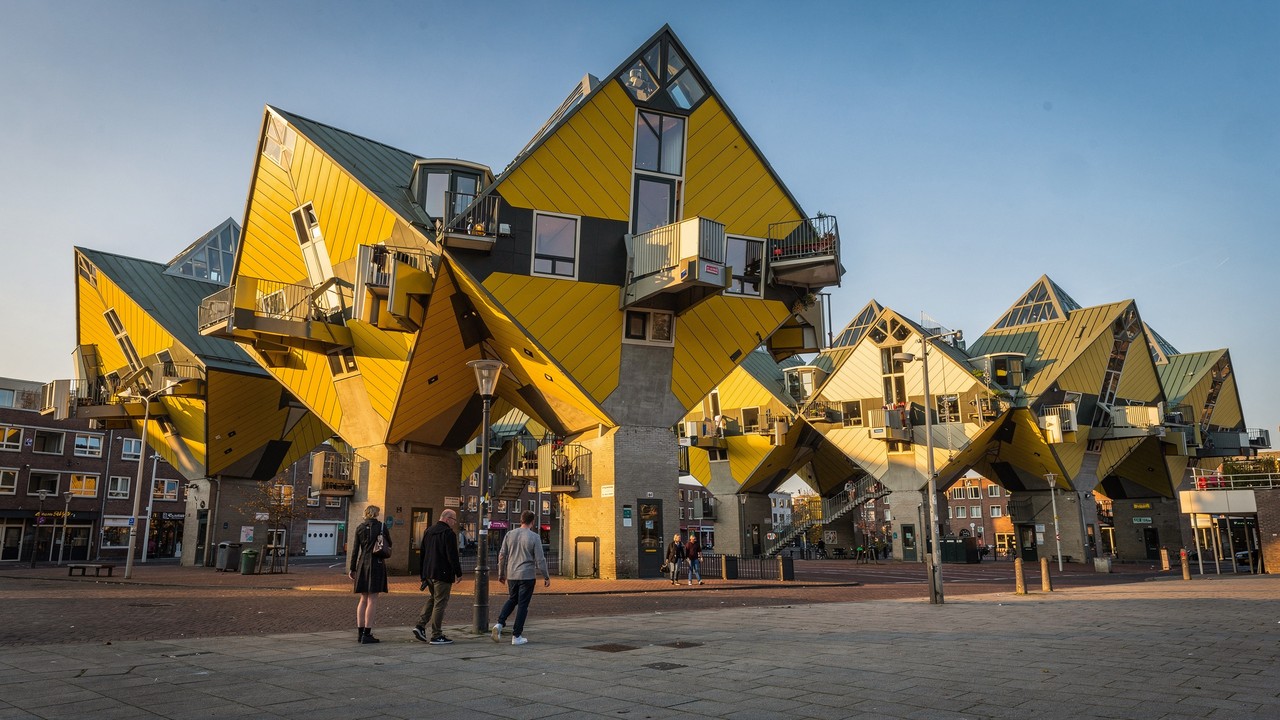 Casas inclinadas a 45 graus sobre postes de betão na Holanda deixam os visitantes tontos e obrigam os moradores a usar móveis feitos à medida num bairro que parece um delírio ótico