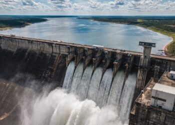O volume de concreto desta usina na fronteira do Brasil seria suficiente para construir 210 estádios do Maracanã: o colosso que alterou até o clima da região!