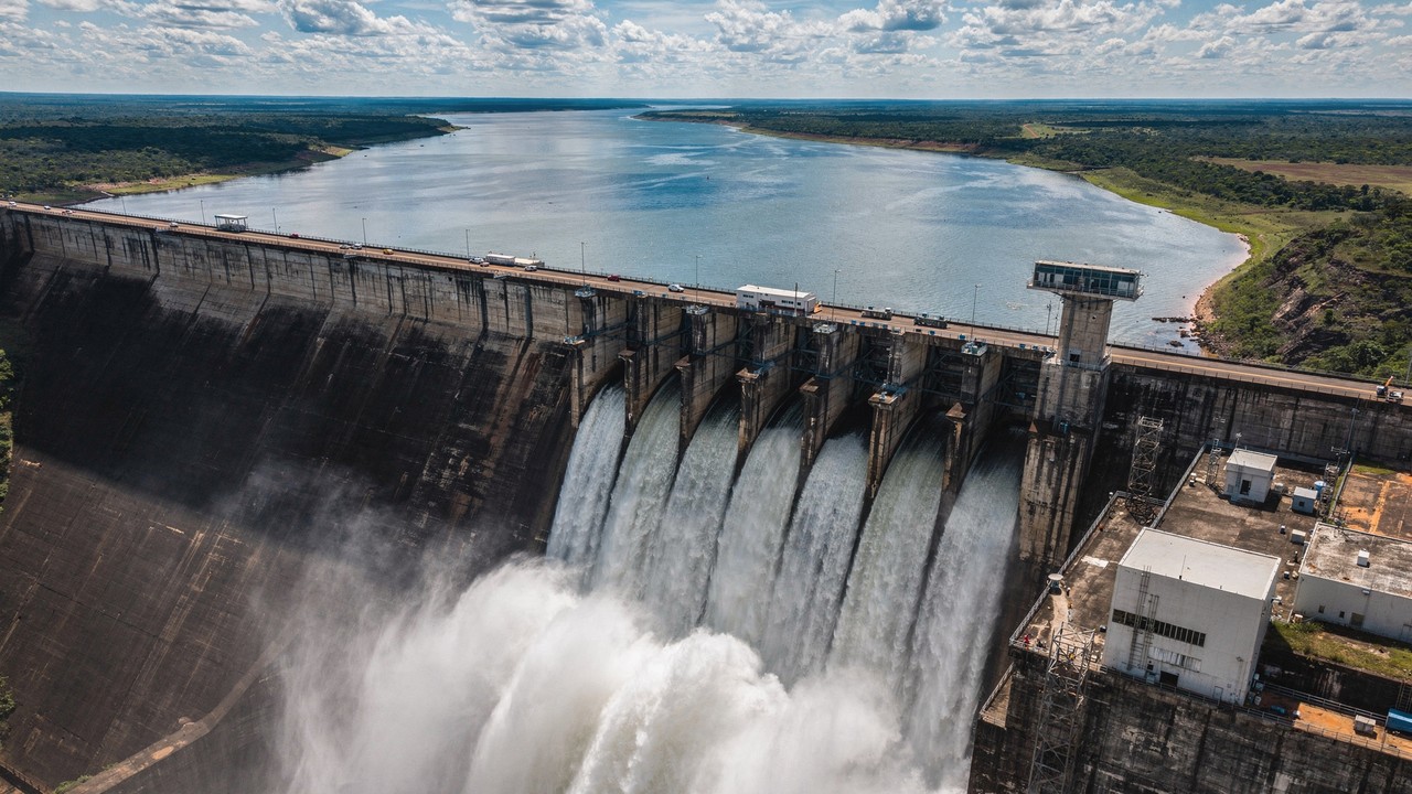 O volume de concreto desta usina na fronteira do Brasil seria suficiente para construir 210 estádios do Maracanã: o colosso que alterou até o clima da região!