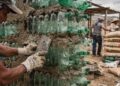 Mulher transforma 36 mil garrafas PET em casa de 170 metros quadrados e constrói mais de 300 moradias populares na América Latina